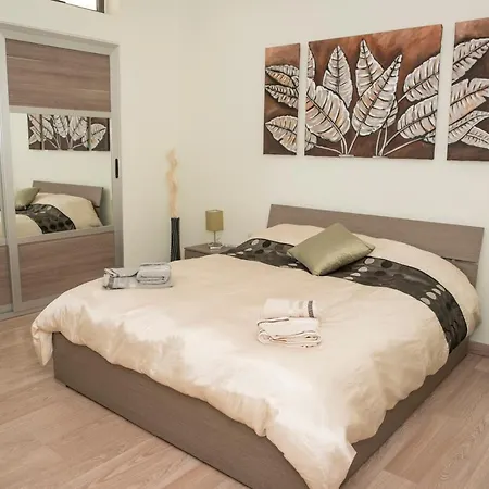 Luxury Modern 3 Bedroom Seaview Apt *